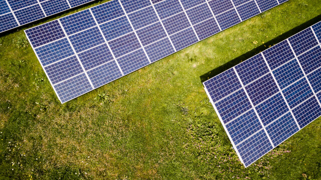 Solaranlagen können mit Hilfer von Drohnen unter Einsatz einer Infrarotkamera kosteneffizient überprüft werden. – Draufsicht-Luftbilder