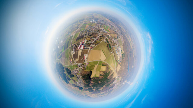 Durch eine spezielle Stitching-Technik können auch außergewöhnliche Panoramen erzeugt werden – Draufsicht-Luftbilder